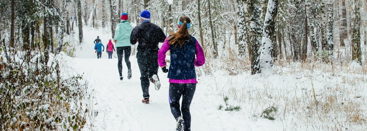 Joggen in de winter in het bos