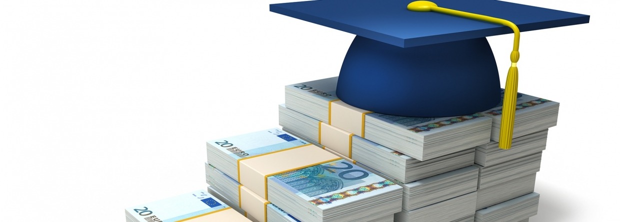 Oplopende stapels bankbiljetten met een afstudeerhoedje