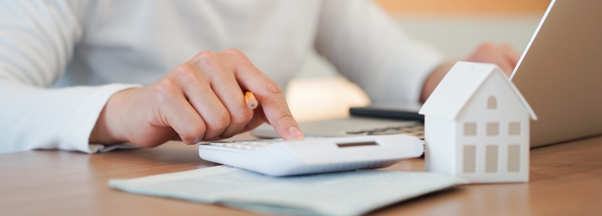 man berekent met een calculator de kosten voor zijn hypotheek