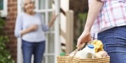 Boodschappen worden gebracht bij vrouw